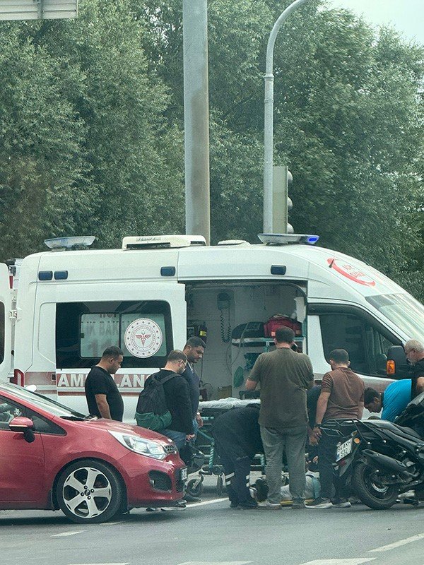 Kırmızı Işıkta Geçtiği İleri Sürülen Motosiklet Başka Bir Motosikletle Çarpıştı: 1 Yaralı