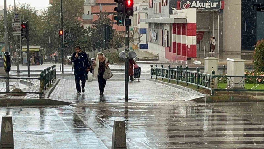 Vatandaşlar Yağmura Hazırlıksız Yakalandı