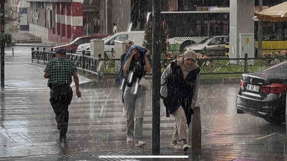 Vatandaşlar Yağmura Hazırlıksız Yakalandı