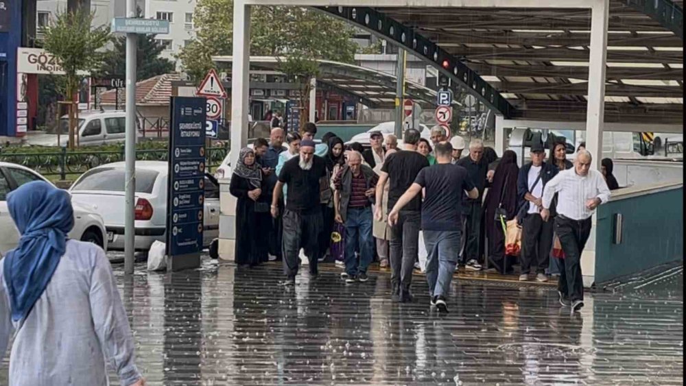Vatandaşlar Yağmura Hazırlıksız Yakalandı