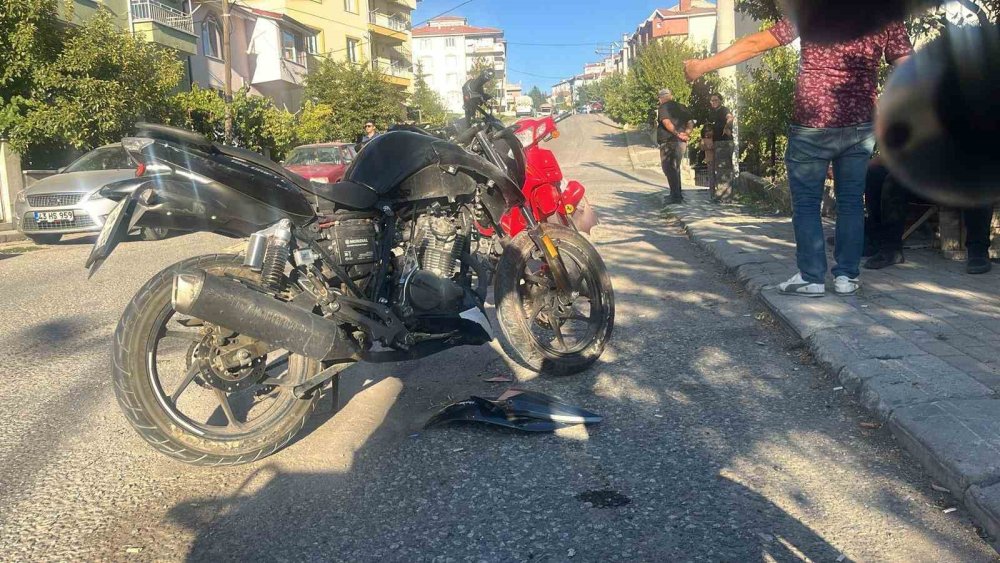 İki Motosiklet Çarpıştı Sürücüleri Yaralandı