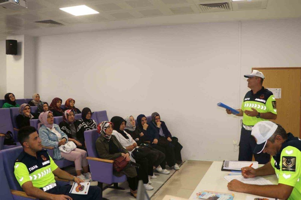 Jandarmadan 71 Okul Servis Şoförü Ve Rehber Personele Eğitim