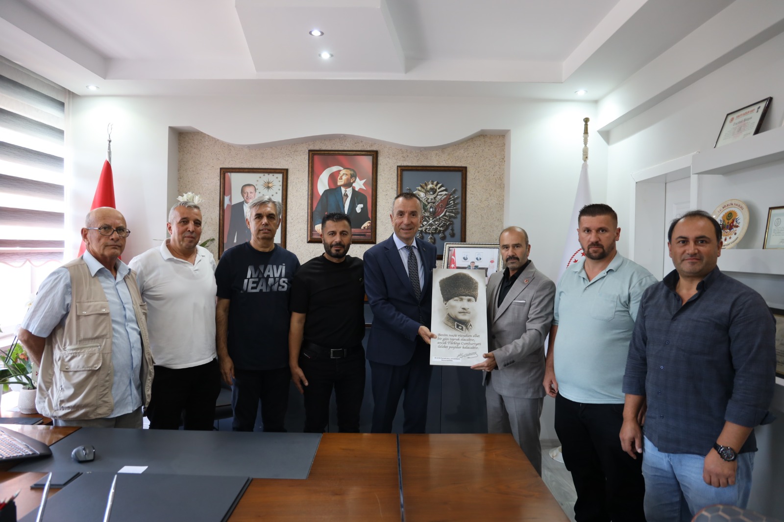 pazaryerililerden-mudur-ayvalika-ziyaret.jpg