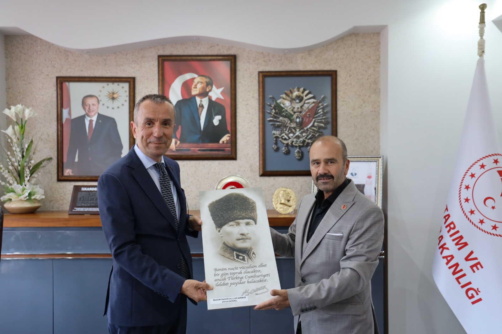 pazaryerililerden-mudur-ayvalika-ziyaret1.jpg