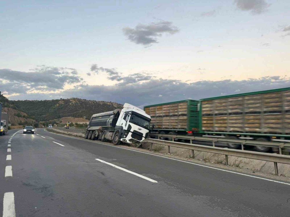 Kontrolden çıkan tır orta refüje çarptı, sürücüsü yaralandı