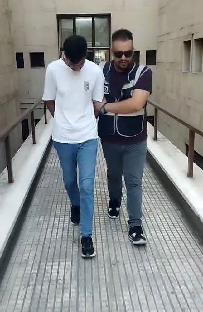 Polisi Gören Firari Şahıs Çimlere Yatıp Ölü Taklidi Yaptı