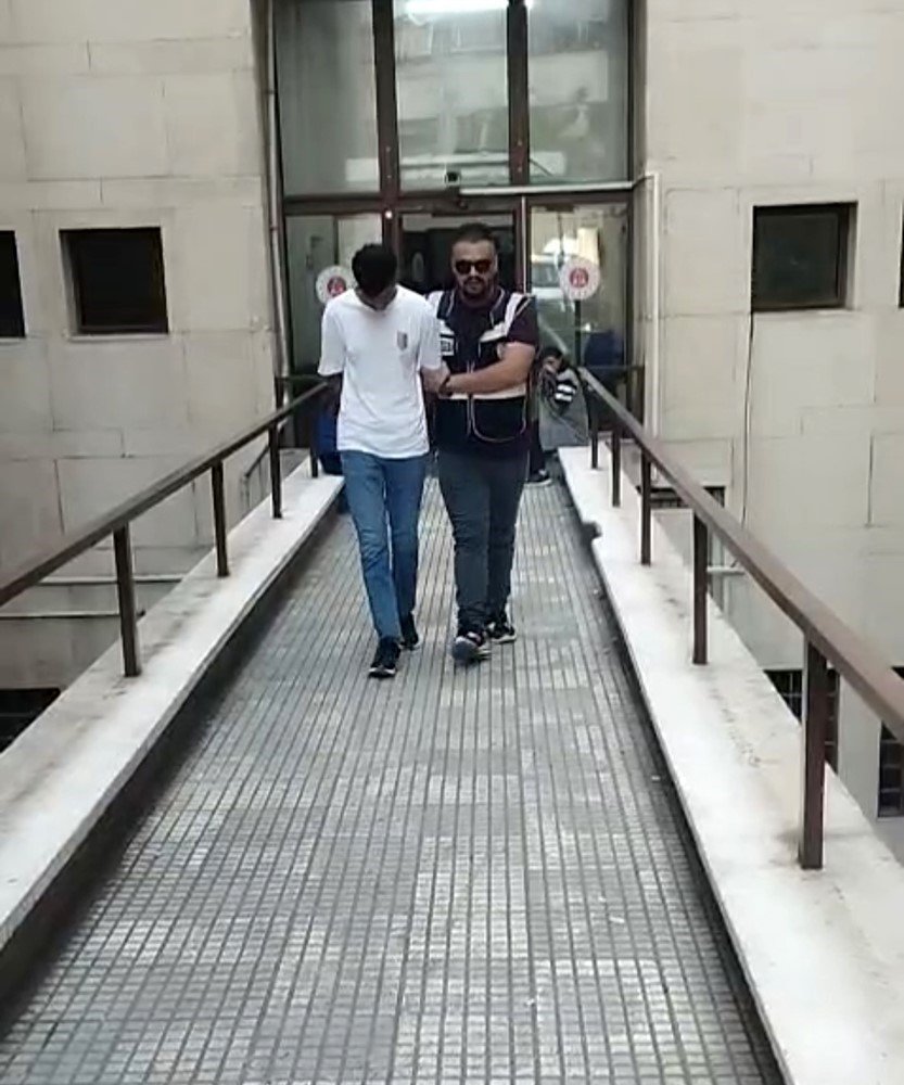 Polisi Gören Firari Şahıs Çimlere Yatıp Ölü Taklidi Yaptı