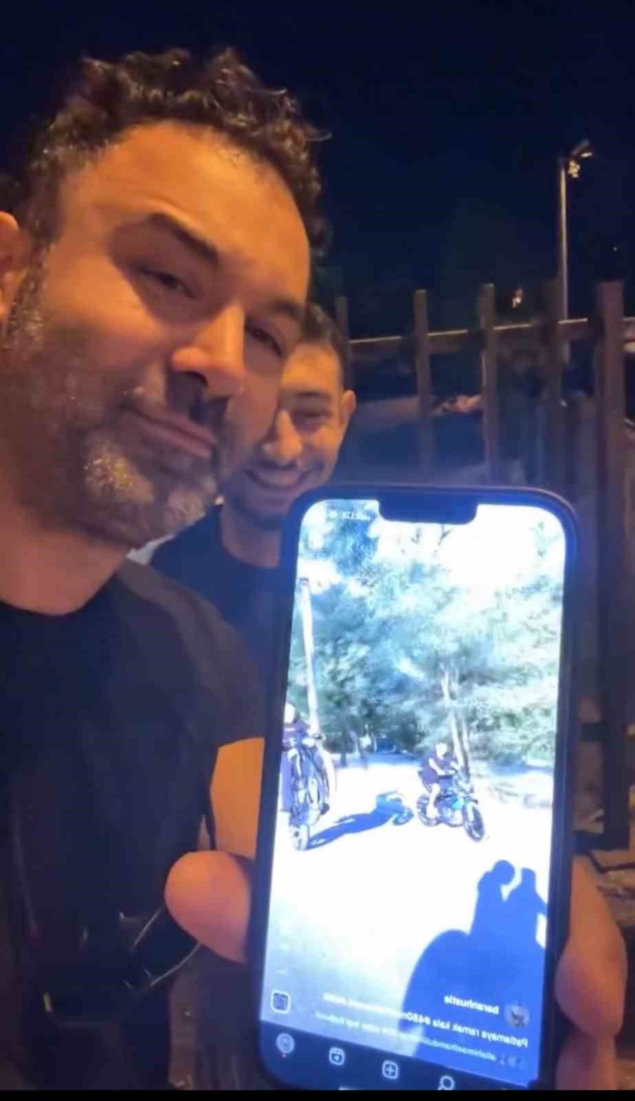 "Sadece Ölüler Görür" Mesajına "Polis De Görür" Deyip Gözaltına Aldılar