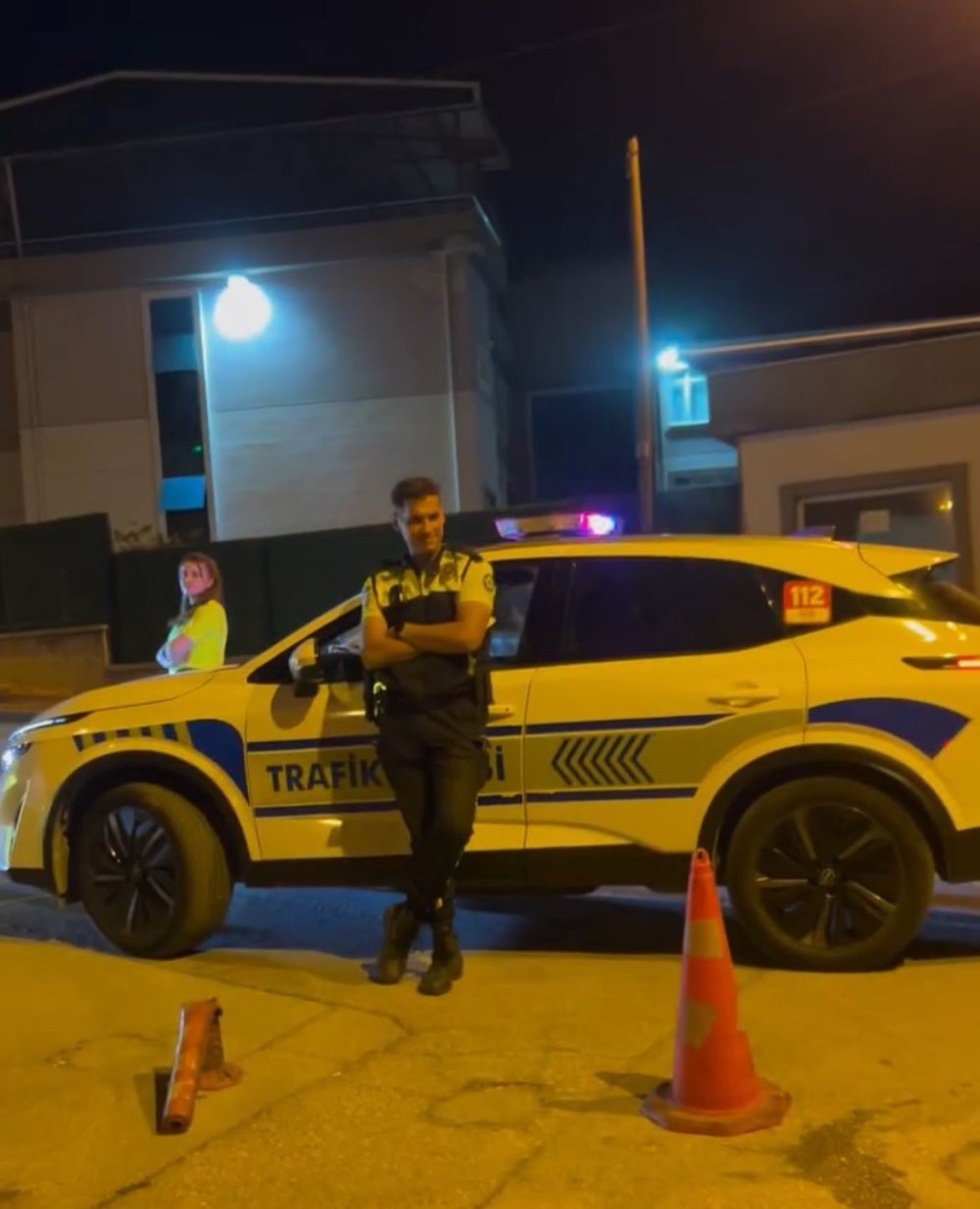 "Sadece Ölüler Görür" Mesajına "Polis De Görür" Deyip Gözaltına Aldılar