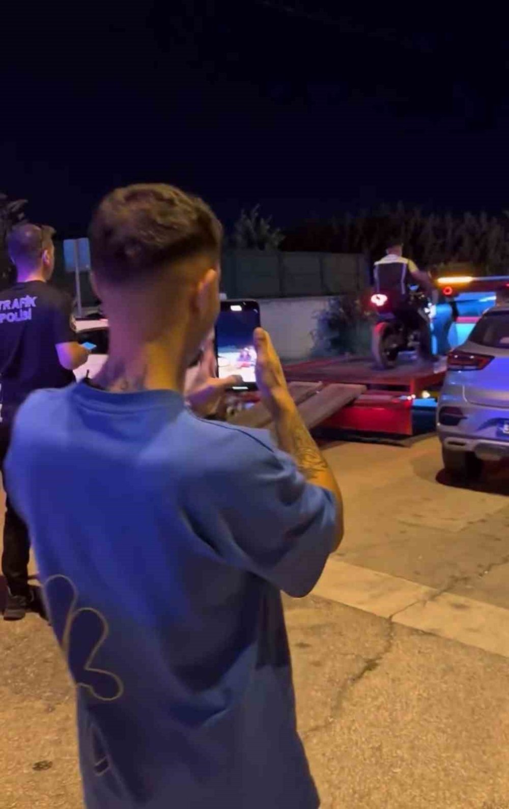 "Sadece Ölüler Görür" Mesajına "Polis De Görür" Deyip Gözaltına Aldılar