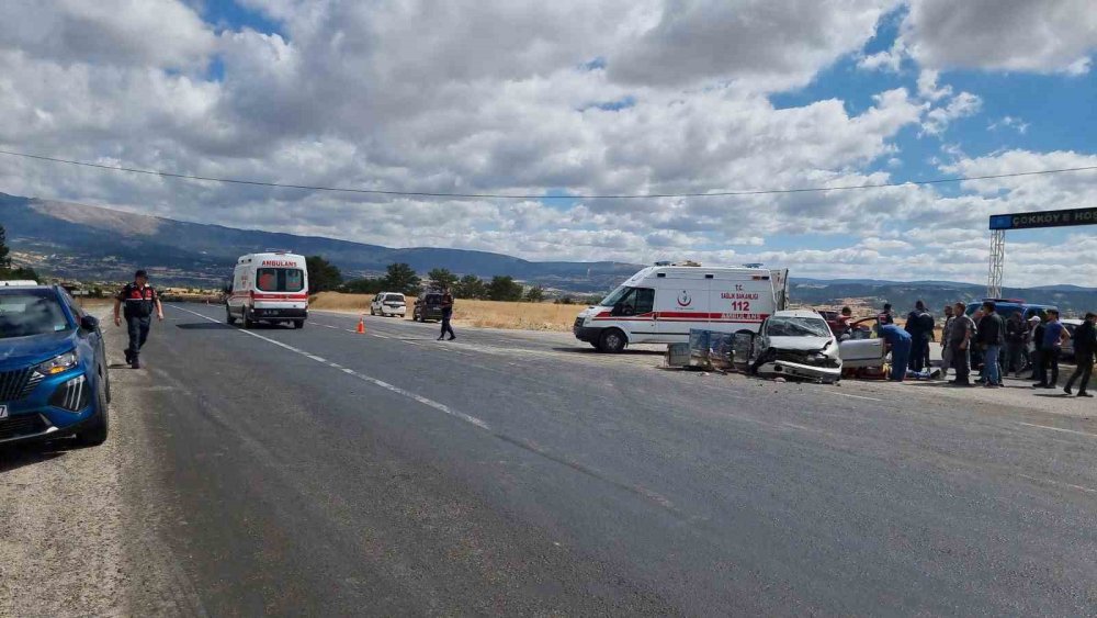 Yaşanan Trafik Kazasında 2 Kişi Yaralandı