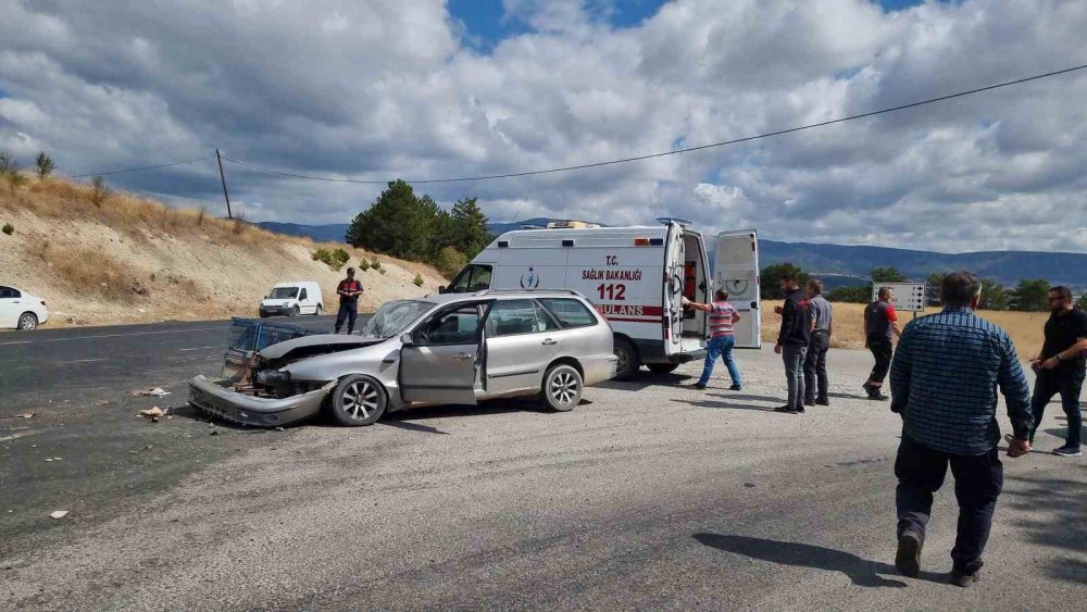 Yaşanan Trafik Kazasında 2 Kişi Yaralandı