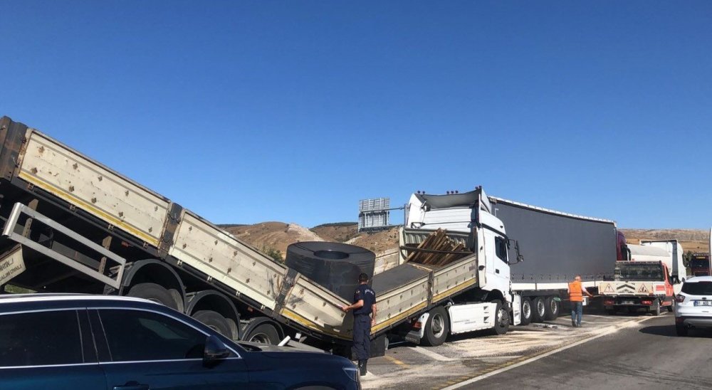 3 Aracın Karıştığı Zincirleme Trafik Kazasında 1 Kişi Yaralandı