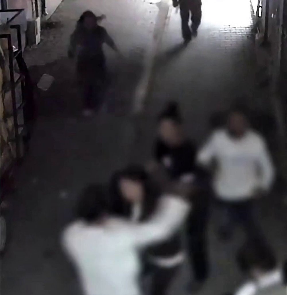 Çıkan Kavgada Genci Döve Döve Bayılttılar, Araya Giren Kızları Da Darbettiler