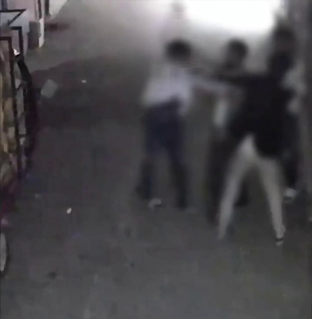 Çıkan Kavgada Genci Döve Döve Bayılttılar, Araya Giren Kızları Da Darbettiler