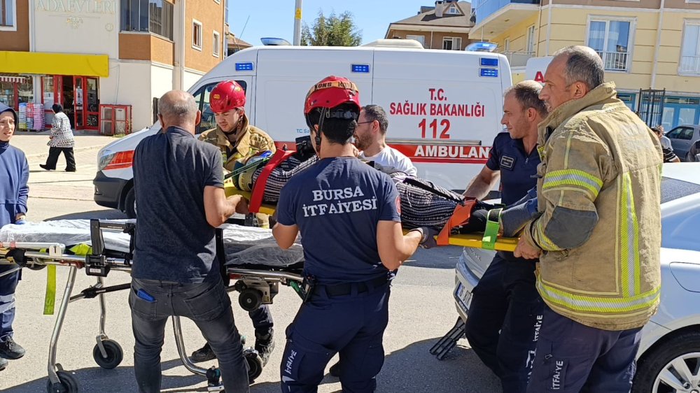 Hafif Ticari Araçla Otomobil Çarpıştı