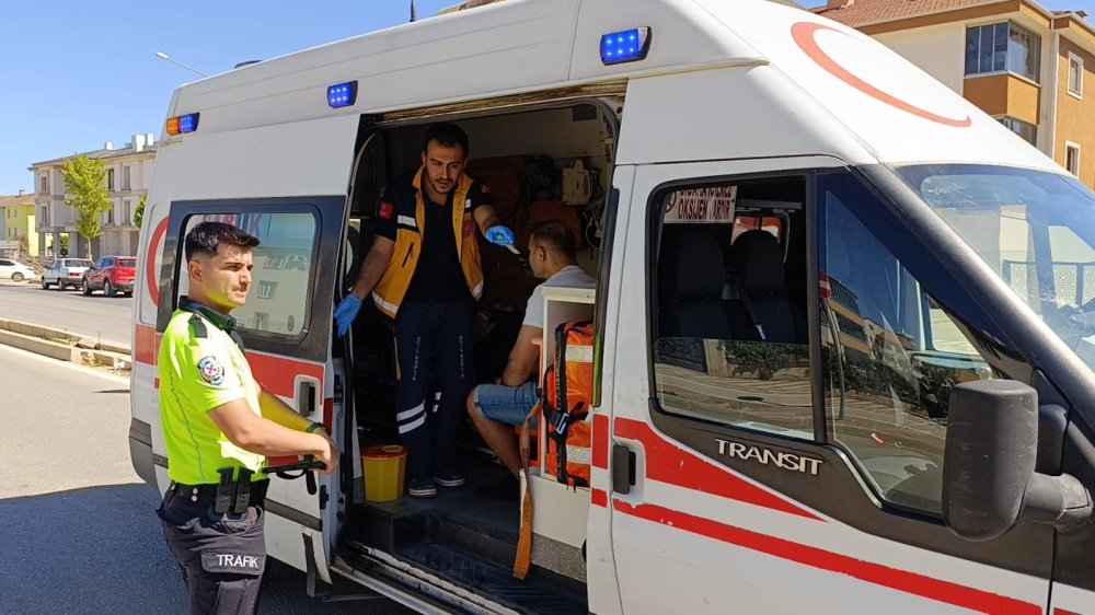 Hafif Ticari Araçla Otomobil Çarpıştı