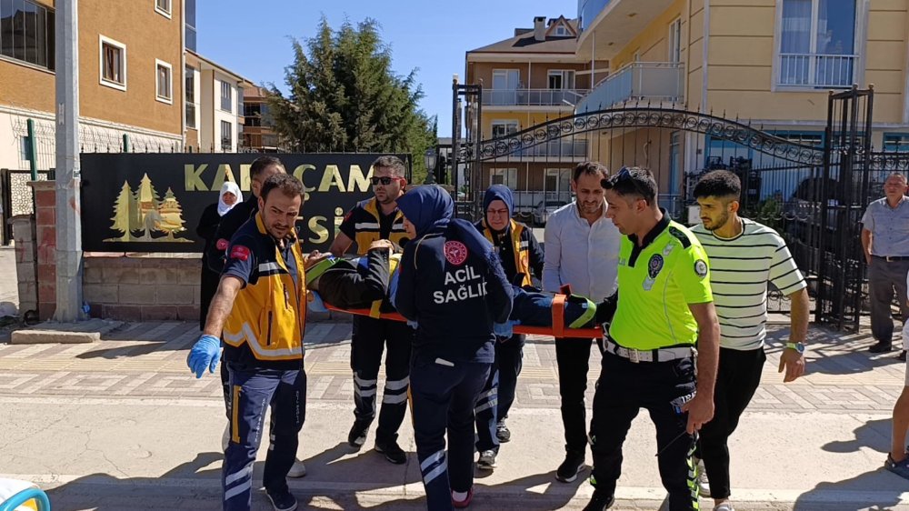 Hafif Ticari Araçla Otomobil Çarpıştı