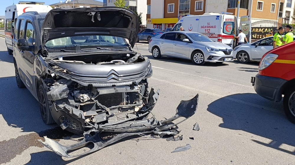 Hafif Ticari Araçla Otomobil Çarpıştı
