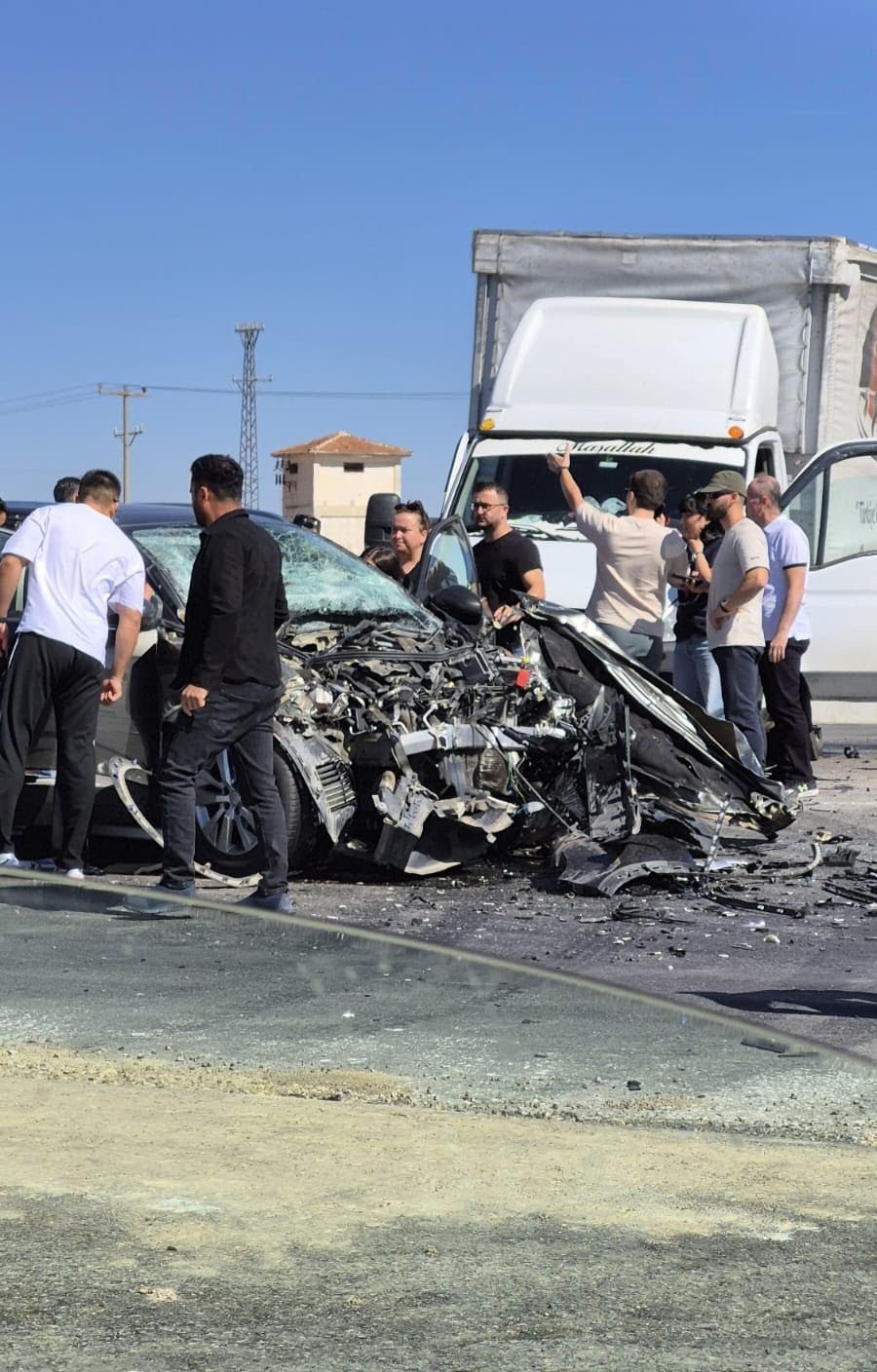 Otomobille Kamyonet Çarpıştı