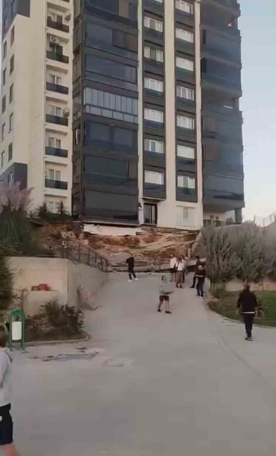 Yeni Sitenin İstinat Duvarı Çöktü