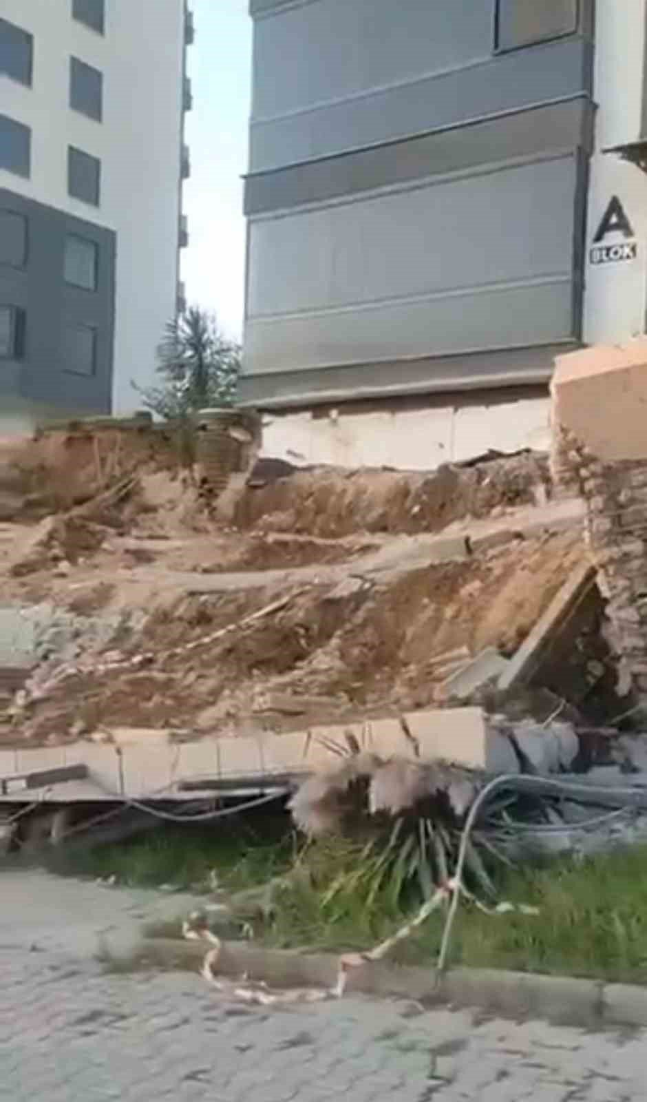 Yeni Sitenin İstinat Duvarı Çöktü