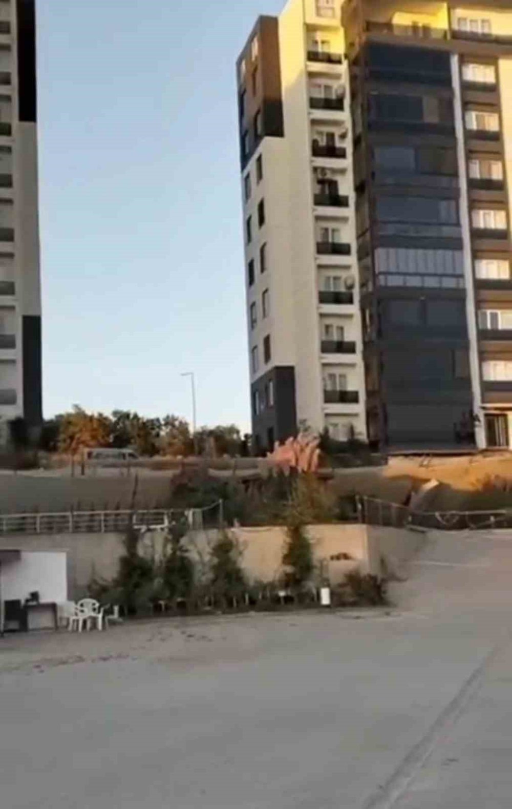 Yeni Sitenin İstinat Duvarı Çöktü