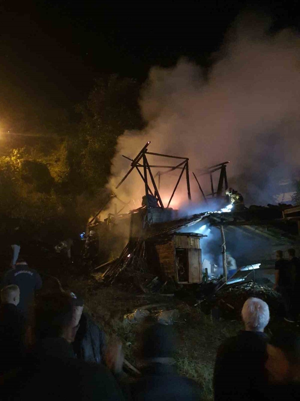 Çıkan Yangında Samanlık Kullanılamaz Hale Geldi