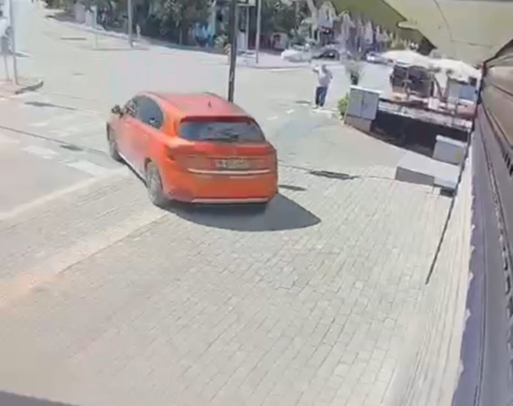 El Freni Çekilmeyen Otomobil Metrelerce Geri Gelip Kuyumcuya Daldı