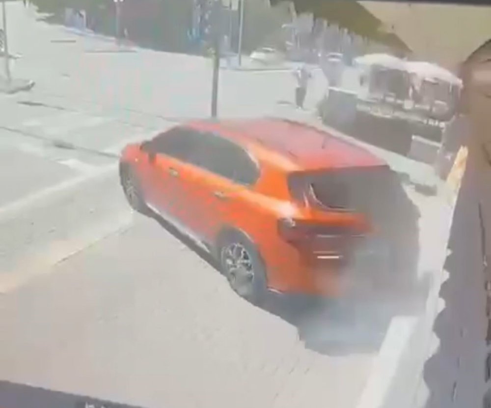 El Freni Çekilmeyen Otomobil Metrelerce Geri Gelip Kuyumcuya Daldı