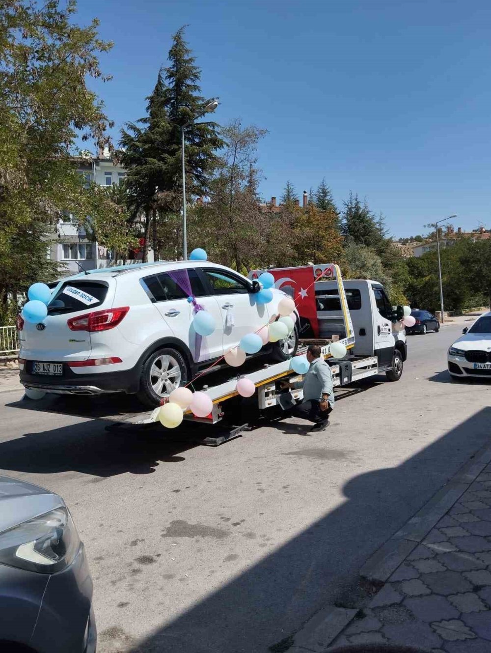 Çalışır Durumdaki Sünnet Aracını Farklılık Olsun Diye Çekici İle Taşıdılar
