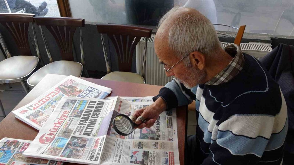 Gazeteleri Büyüteçle Okuyor