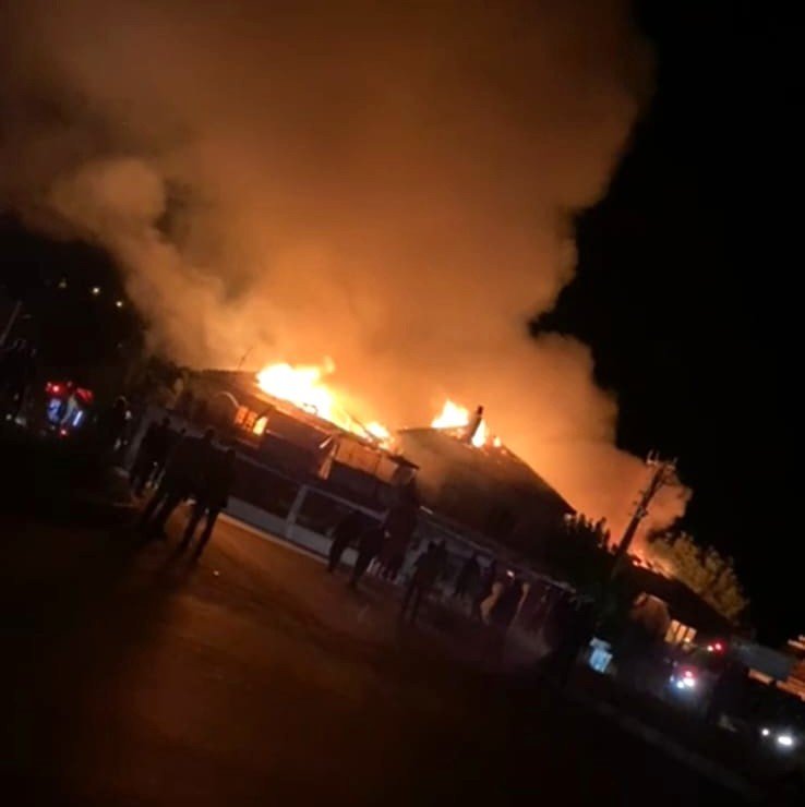 Şaphane’de Çıkan Yangından 2 Ev Tamamen Yandı, 1 Evde Hasar Oluştu