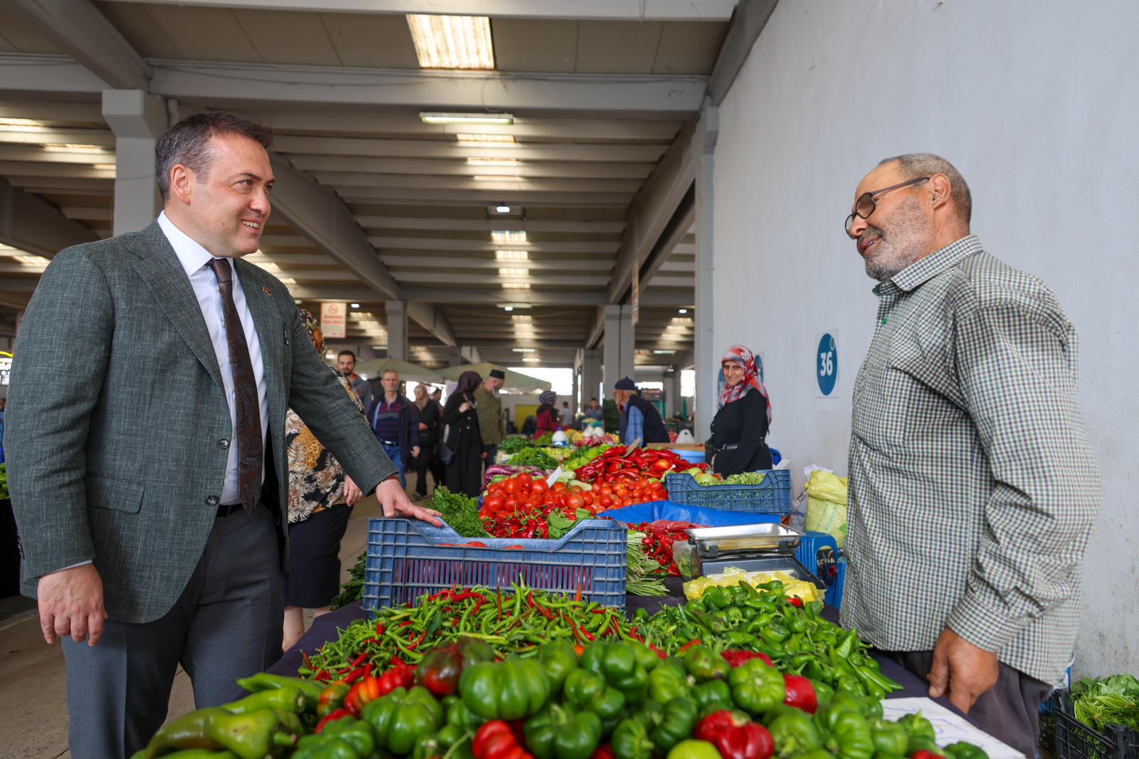 vali-sozerden-kapali-pazar-ziyareti1.jpg