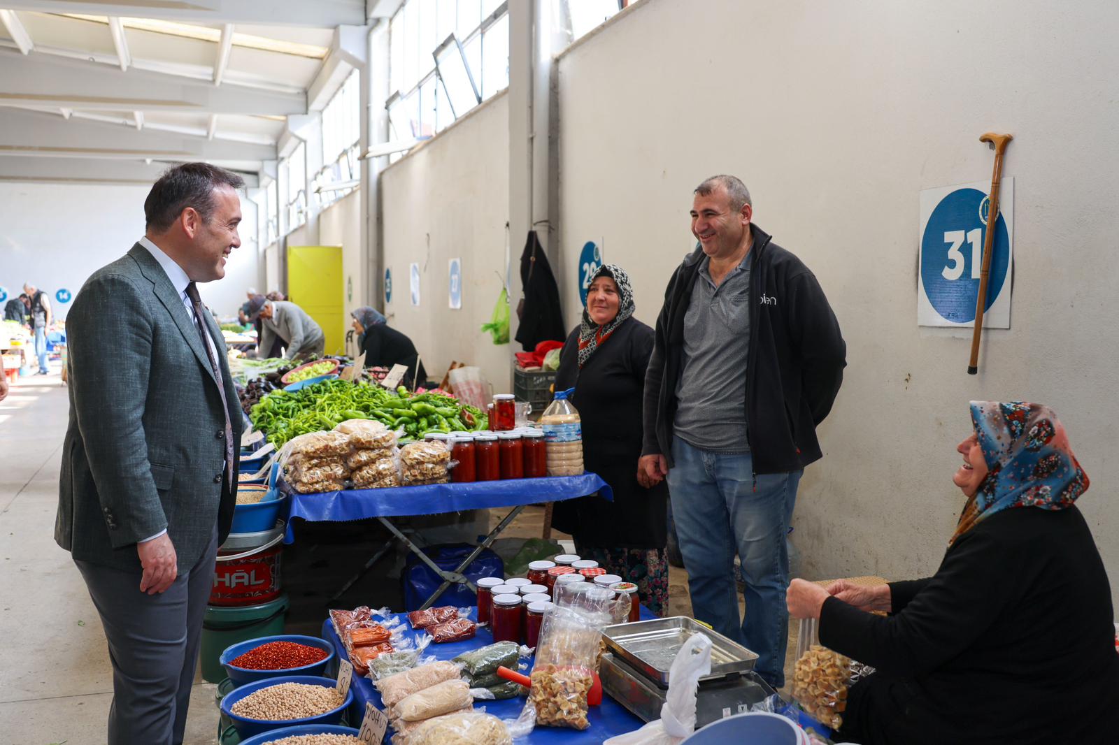 vali-sozerden-kapali-pazar-ziyareti2.jpg