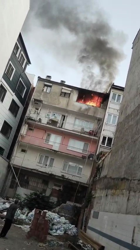 4 Katlı Apartmanda Çıkan Yangın Korkuttu!