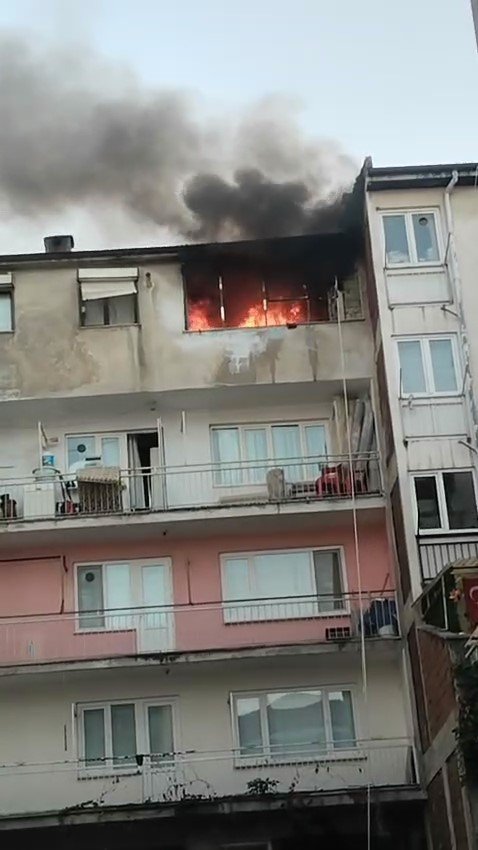 4 Katlı Apartmanda Çıkan Yangın Korkuttu!