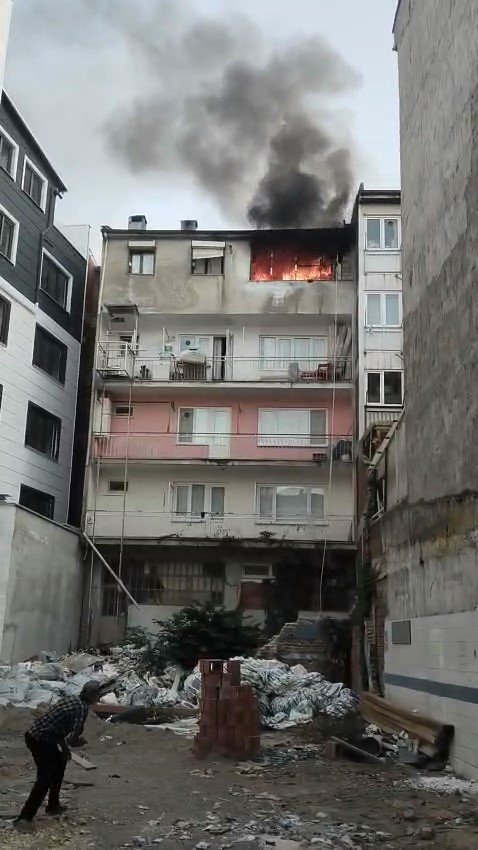 4 Katlı Apartmanda Çıkan Yangın Korkuttu!