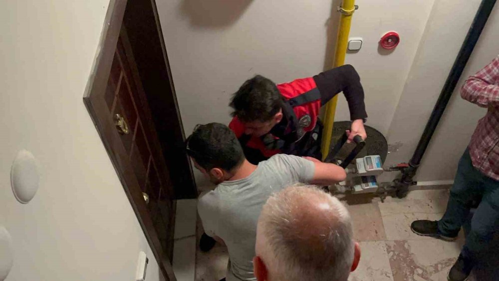"Eski Eşim Bıçakladı" Diyen Kadının Kapısı Kırıldı, Gerçek Herkesi Şaşırttı