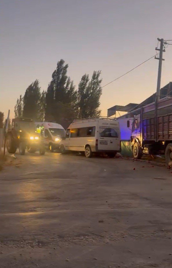 Tarım İşçilerini Taşıyan Minibüsle Kamyon Çarpıştı: 20 Yaralı