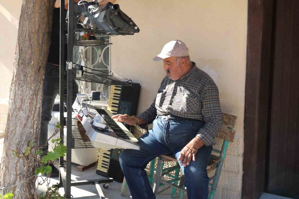 Hayatını Adadığı Orglarıyla Her Gün Tek Kişilik Konser Veriyor