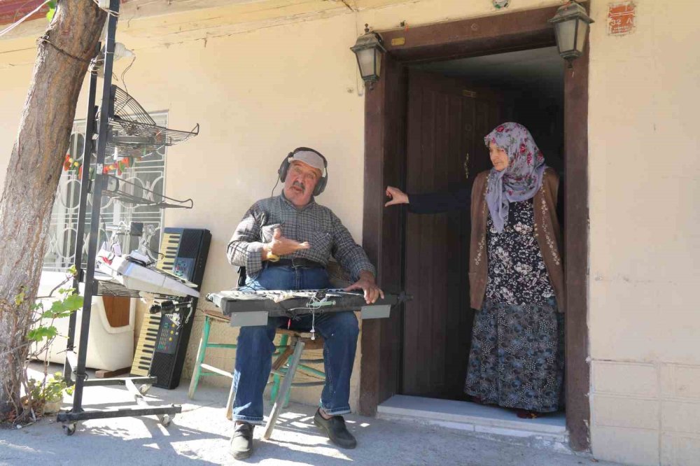 Hayatını Adadığı Orglarıyla Her Gün Tek Kişilik Konser Veriyor