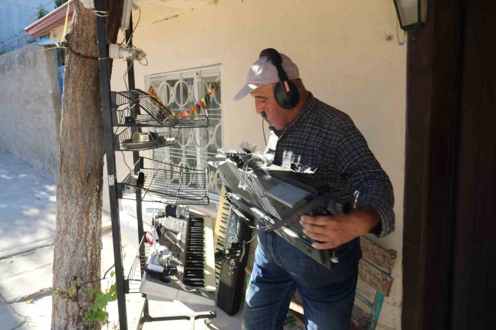 Hayatını Adadığı Orglarıyla Her Gün Tek Kişilik Konser Veriyor