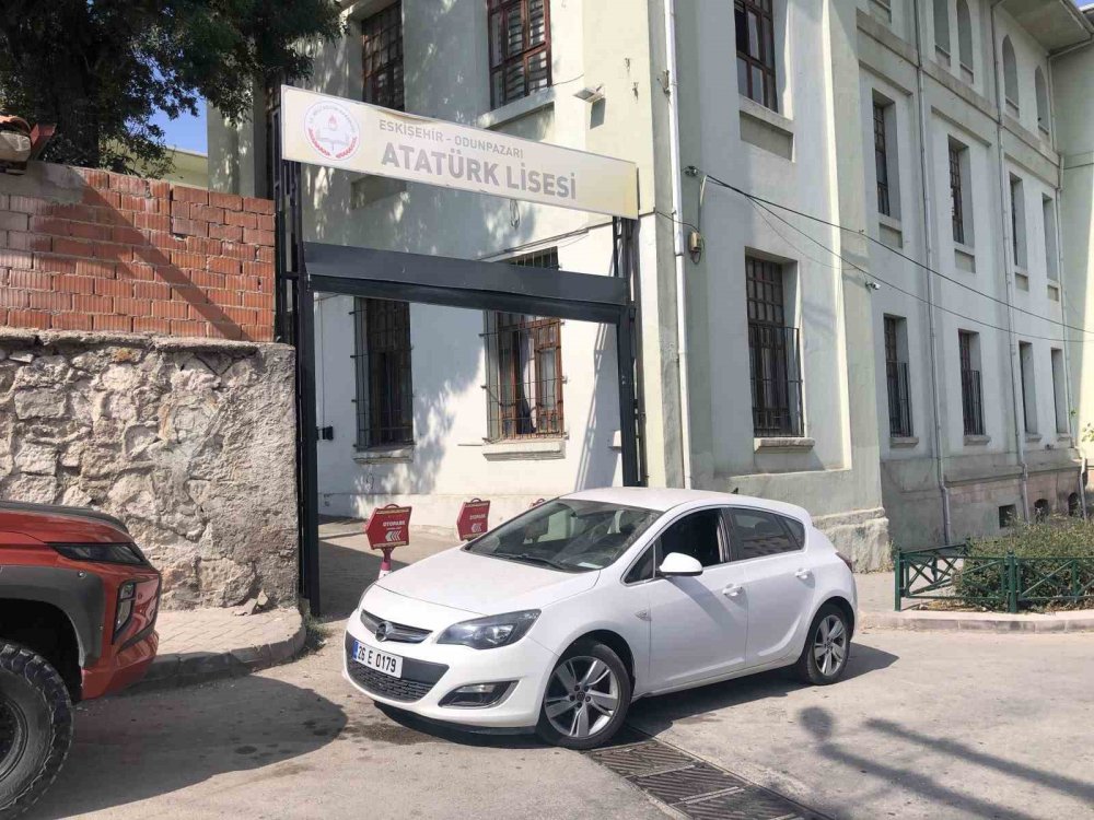 Kamyon Kasasının Takıldığı Okul Kapısında Zarar Oluştu