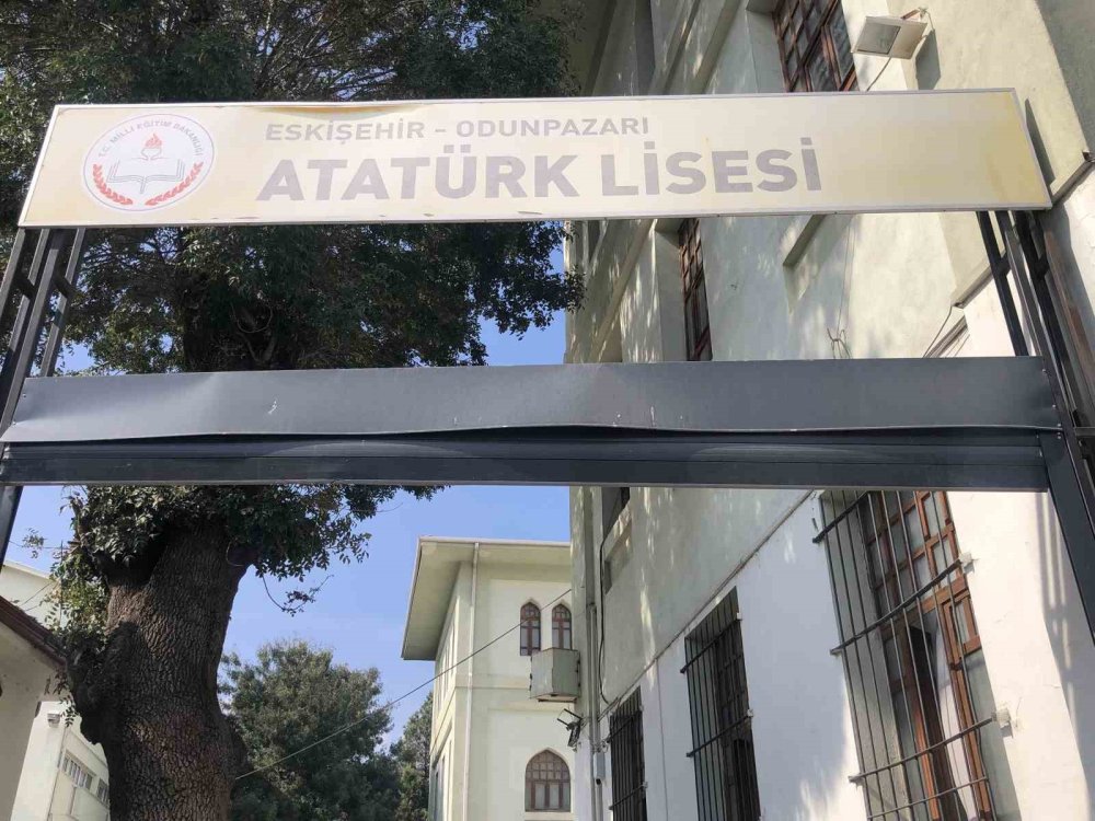 Kamyon Kasasının Takıldığı Okul Kapısında Zarar Oluştu