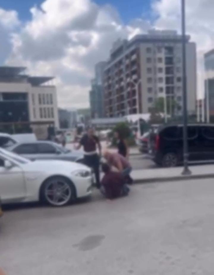 Trafik Tartışması Yola Taştı...Birbirlerine Girdiler Kavgayı Çevredekiler Ayırdı