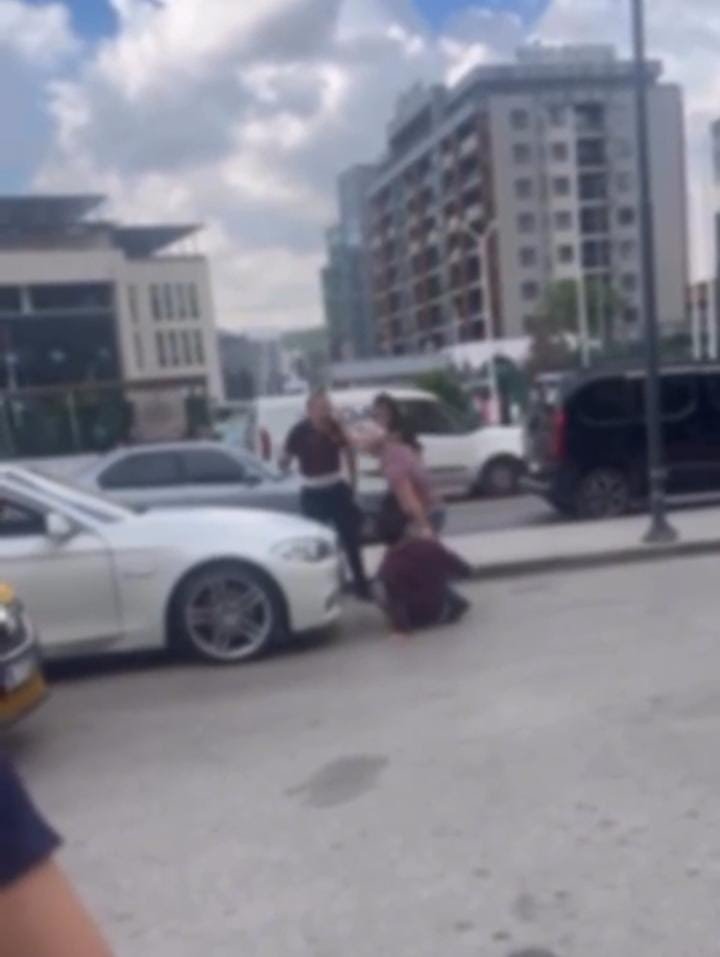 Trafik Tartışması Yola Taştı...Birbirlerine Girdiler Kavgayı Çevredekiler Ayırdı