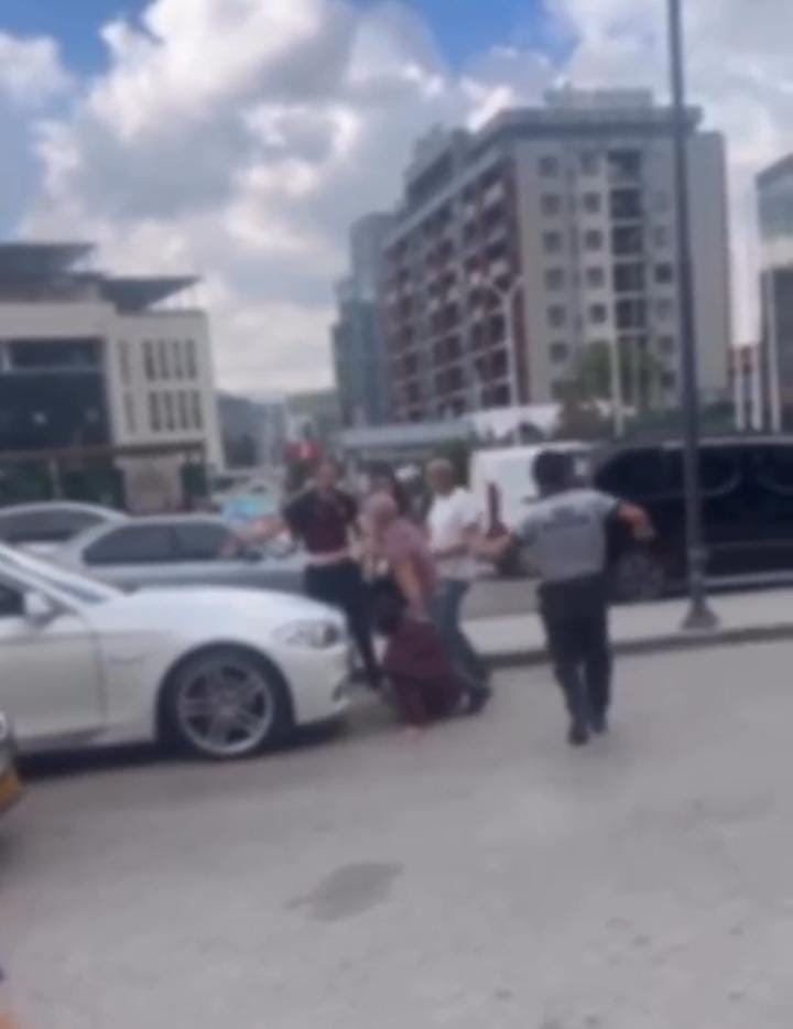 Trafik Tartışması Yola Taştı...Birbirlerine Girdiler Kavgayı Çevredekiler Ayırdı