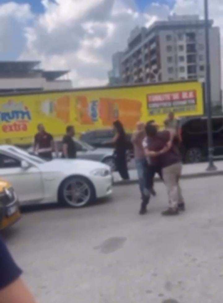 Trafik Tartışması Yola Taştı...Birbirlerine Girdiler Kavgayı Çevredekiler Ayırdı