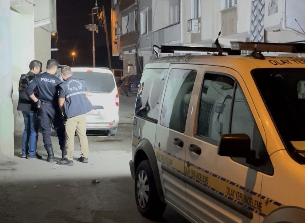 Gece Yarısı Husumetlisinin Aracını Kundakladı